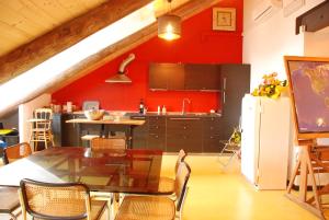 Kuchyň nebo kuchyňský kout v ubytování Attic Hostel Torino