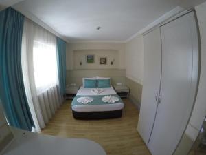 Ліжко або ліжка в номері Almena Hotel