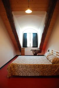 Ένα ή περισσότερα κρεβάτια σε δωμάτιο στο Attic Hostel Torino