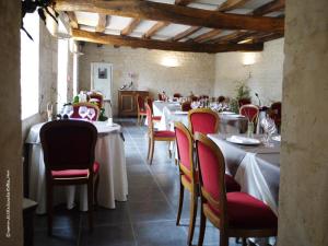 A restaurant or other place to eat at Domaine du Griffier