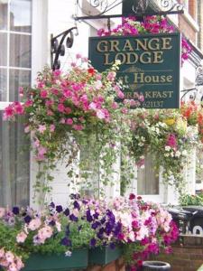 un ramo de flores colgando del lado de un edificio en Grange Lodge, en York