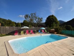 索伊茨的住宿－Luxurious Villa in Thueyts with Private Pool，一个带椅子和遮阳伞的游泳池