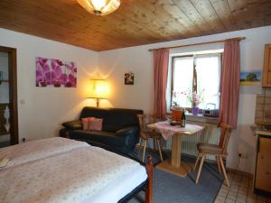 Ein Bett oder Betten in einem Zimmer der Unterkunft Cosy apartment in Bad Bayersoien with balcony
