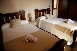 サン・リョレンツ・デス・カルダサルにあるSa Murteraのベッドルーム1室(ベッド2台、タオル付)