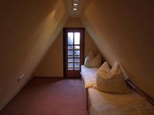 Neu ReddevitzにあるFerienhaeuser in romantischer Trauの屋根裏部屋(ベッド2台、ドア付)