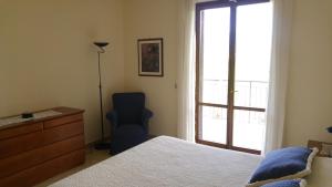 ein Schlafzimmer mit einem Bett, einer Kommode und einem Fenster in der Unterkunft Un Angolo di Paradiso in Spoleto