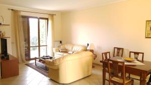ein Wohnzimmer mit einem Sofa und einem Tisch in der Unterkunft Un Angolo di Paradiso in Spoleto