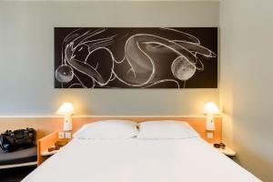Una cama o camas en una habitación de Hotel Ibis Bregenz