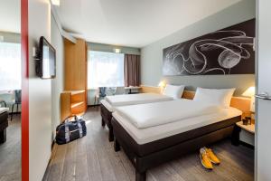 Una cama o camas en una habitación de Hotel Ibis Bregenz