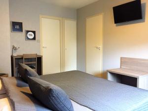 Ένα ή περισσότερα κρεβάτια σε δωμάτιο στο Hôtel Le Cerizay