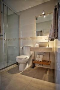 ラゴスにあるCasinha 23のバスルーム(トイレ、洗面台、シャワー付)