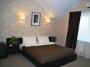 トゥーラにあるGrand Hotel Clubのベッドルーム(白い枕の大型ベッド1台付)