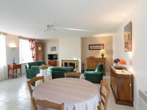 a living room with a couch and a table and chairs at Elegant Escape in Lanrelas in Lanrelas