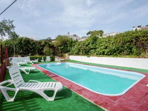 Rural house in former mill with a private swimming poolの敷地内または近くにあるプール