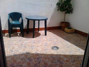 カルボネラスにあるApartamento Triniのテーブル、椅子、テーブル、植物