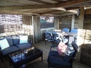 ein Wohnzimmer mit Sofa und Tisch in der Unterkunft Brambles Cottage in Boyton