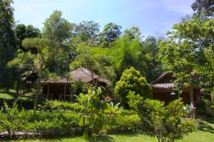 Photo de la galerie de l'établissement On The Rocks Bungalows, Restaurant and Jungle Trekking Tours, à Bukit Lawang
