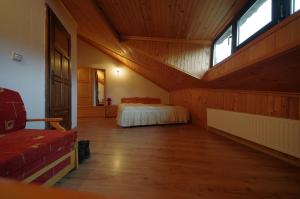 Cette grande chambre comprend un lit et une fenêtre. dans l'établissement Art - M Gallery, à Tryavna