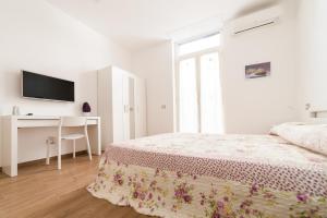 ナポリにあるトレド 116のベッドと机のある白い寝室