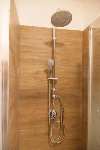 ナポリにあるトレド 116のシャワー(シャワーヘッド付)