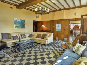 un soggiorno con divano e tavolo di Spacious Holiday Home with Private Garden a Verre