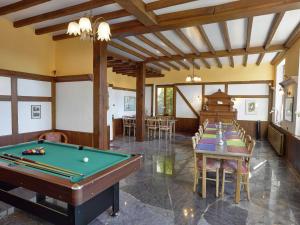 una grande camera con tavolo da biliardo e sedie di Spacious Holiday Home with Private Garden a Verre