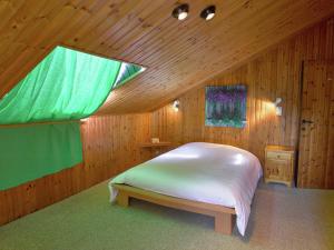 una camera da letto con letto in una camera in legno di Spacious Holiday Home with Private Garden a Verre