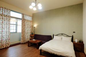 東港的住宿－嘉蓮小棧民宿 ，一间卧室设有一张床和一个窗口