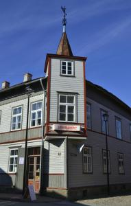 ein Gebäude mit einem Turm darüber in der Unterkunft Lossikambri külaliskorterid in Viljandi