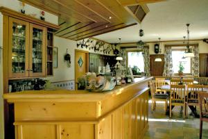 eine Küche mit einer Theke und einem Esszimmer in der Unterkunft Steiner Wirt in Tiefenbach