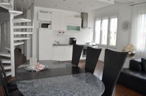 Kuchyň nebo kuchyňský kout v ubytování Luxury Apartments Zana