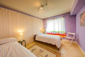 um pequeno quarto com 2 camas e uma janela em Edelweiss29 em Aosta