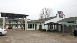 a hotel with a parking lot in front of it at Motel 6 Albany, OR in Albany