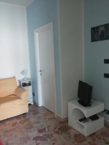 Televízia a/alebo spoločenská miestnosť v ubytovaní Conte Romita Apartment