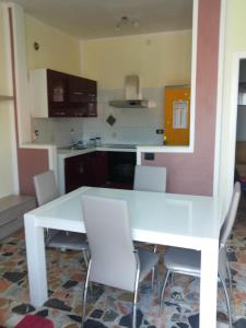 アルバにあるConte Romita Apartmentのキッチン(白いテーブル、白い椅子付)