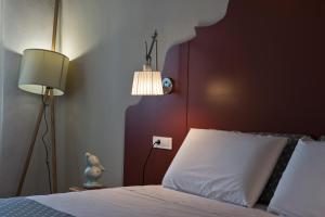 Postel nebo postele na pokoji v ubytování Elia Zampeliou Hotel