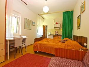 Postel nebo postele na pokoji v ubytování Apartments Jadranka 461