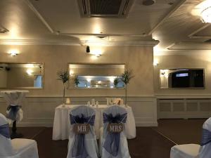 uma sala com mesas com toalhas de mesa brancas e um espelho em Maples House Hotel em Dublin