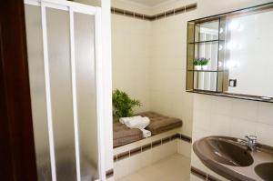 Ванная комната в Aloka rooms Sopela