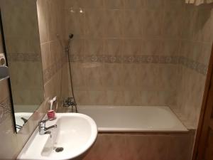 A bathroom at Vora Riu