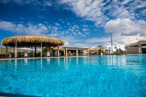 Bazén v ubytování Plaza Beach Hotel nebo v jeho okolí