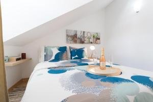 リスボンにあるBairro Alto Loft Apartmentのベッドルーム(青い枕のベッド1台付)
