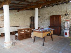 Habitación con mesa y tablero de ajedrez en La Torre del Falco, en San Vito al Tagliamento
