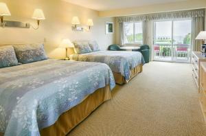 um quarto de hotel com duas camas e uma janela em Surfcomber On The Ocean em South Yarmouth
