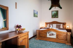 Kőkapu Vadászkastély és Hotel & Apartments客房内的一张或多张床位