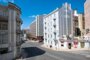 リスボンにあるAngola Apartment - 8Bedroomsの建物のある街の空き道