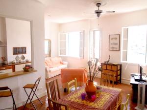 ein Wohnzimmer mit einem Tisch und einem Sofa in der Unterkunft Belle Vue YourHostHelper in La Ciotat