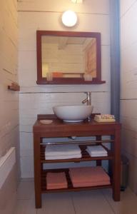 ein Bad mit einem Waschbecken und einem Spiegel in der Unterkunft Albaria Lodge in Saint-Florent
