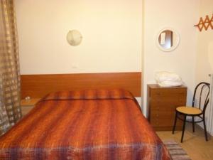 una camera d'albergo con letto, tavolo e sedia di Sansovino Bed and Car a Firenze