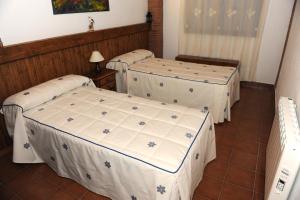 Łóżko lub łóżka w pokoju w obiekcie Apartamentos Rurales Monfragüe